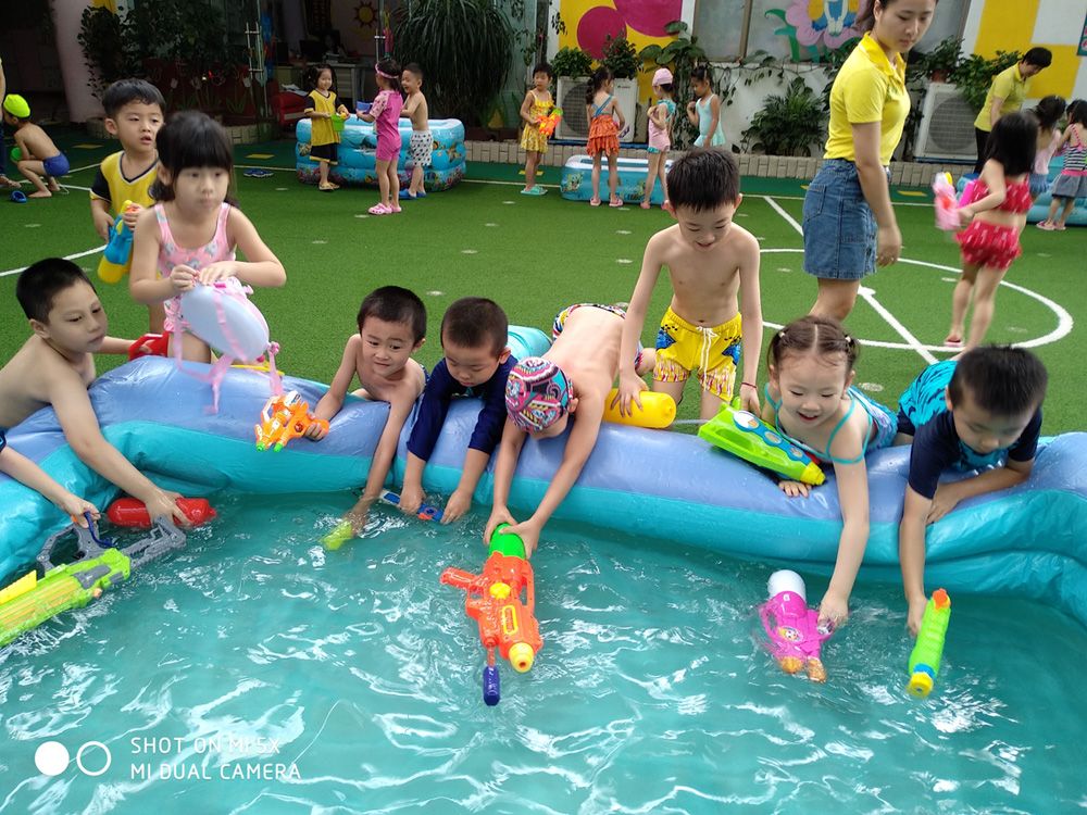 儿童园区“打水仗”活动