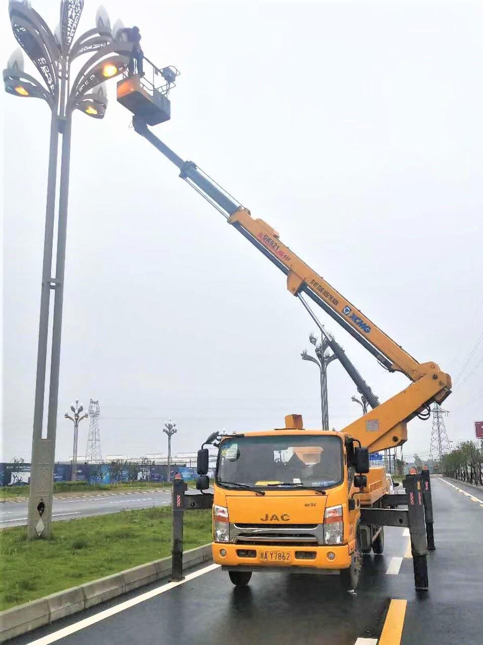 修路灯的车叫什么车图片